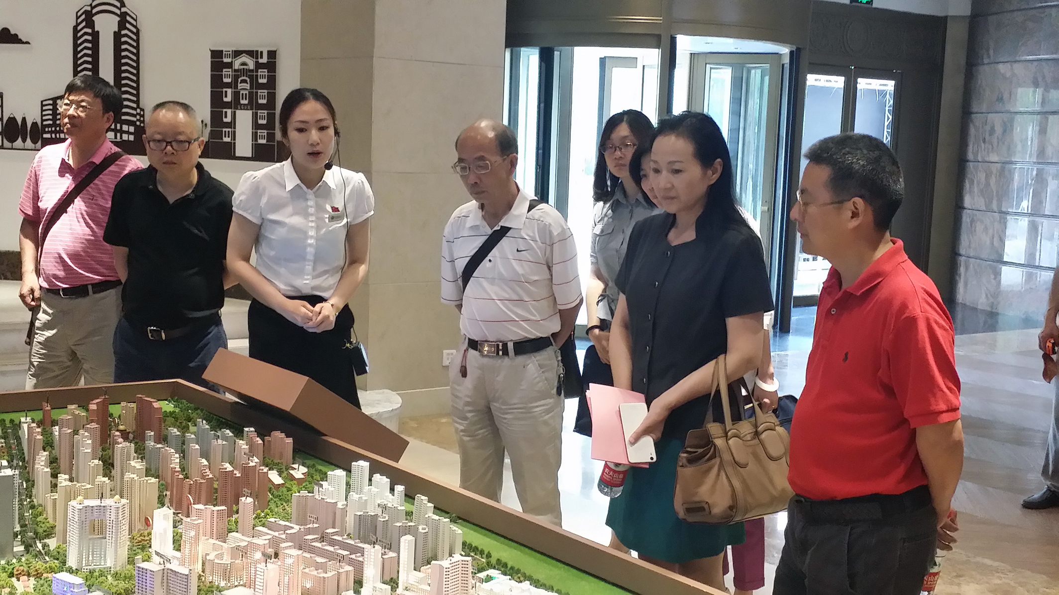 青羊区政协考察组赴沪专题调研新城镇建设 我司董事长应邀参加